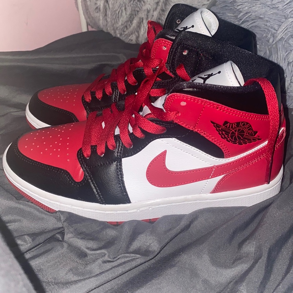 Jordan 1 Mid White Black Red